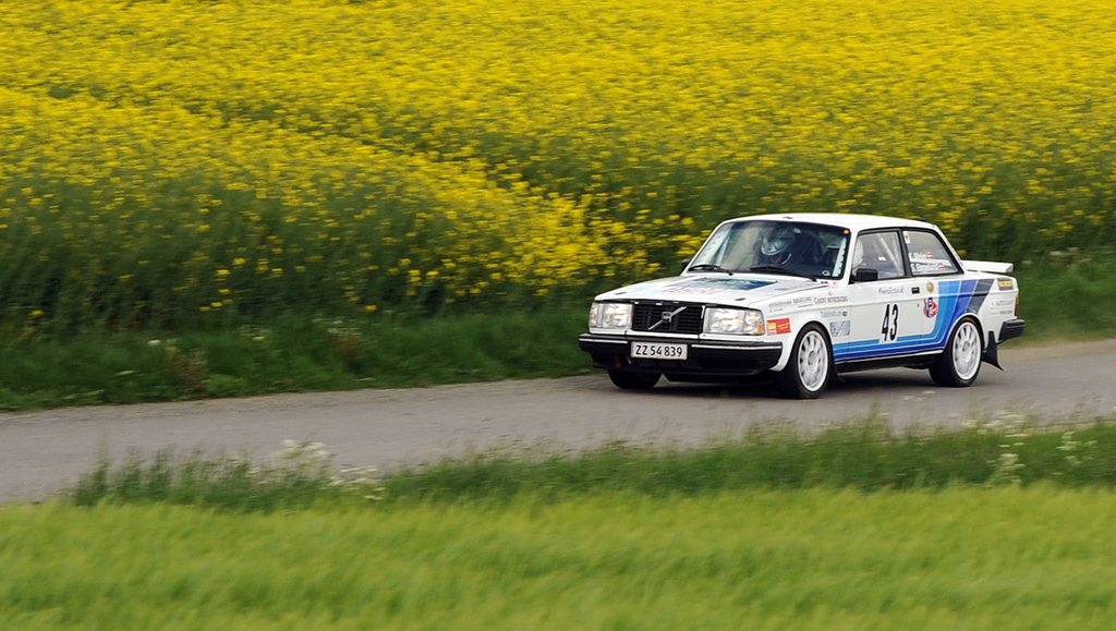Kurt Mejer og Steen Bøgelund imens bilen endnu holdt til strabadserne i Rally Kjellerup
(Foto: Viggo Johansen - rallypics.dk)